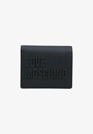 Cartera de cuero negro con el logo "LOVE MOSCHINO" en relieve en la solapa frontal, forma rectangular, diseño sencillo.