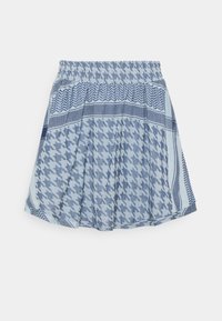 Falda azul con un diseño plisado, que presenta varios tonos de azul y motivos geométricos, hecha de una tela ligera y texturada.