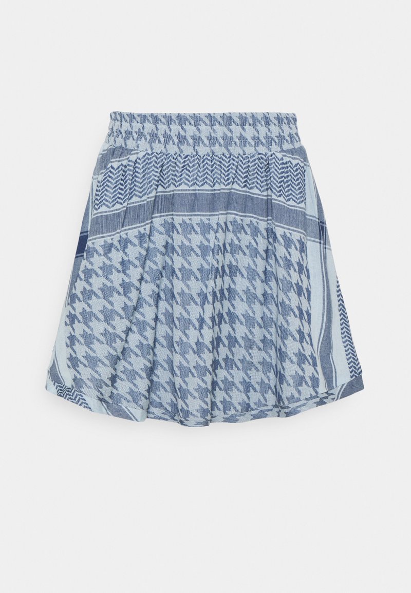 Falda azul con un diseño plisado, que presenta varios tonos de azul y motivos geométricos, hecha de una tela ligera y texturada.
