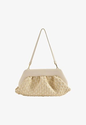 Beige geweven handtas met een brede leren rand en een enkele dunne leren riem, die gestructureerde stof combineert met glad materiaal.