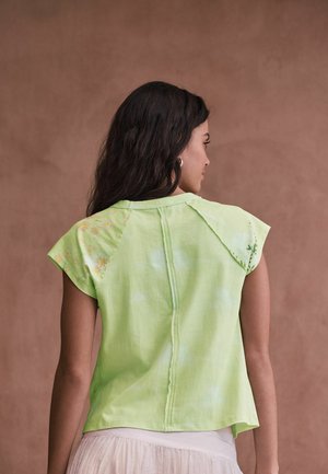Next, REGULAR FIT - RAW SEAM SHORT CAP SLEEVE T-SHIRT . - Print T-shirt - green graphic
