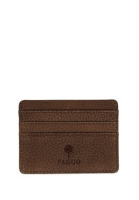 Sottile portacarte in pelle marrone con tre scomparti per carte e logo ad impressione di un albero sopra il nome del marchio "FAGUO" sulla parte frontale.