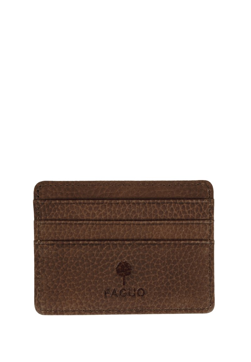 Sottile portacarte in pelle marrone con tre scomparti per carte e logo ad impressione di un albero sopra il nome del marchio "FAGUO" sulla parte frontale.