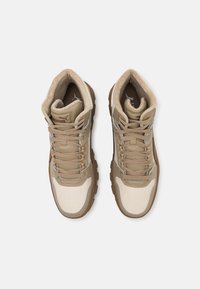 Puma REBOUND ABRUPT WTR UNISEX - Augsti sporta apavi - alpine snow/haute coffee/oak branch