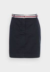 Gonna blu navy a taglio dritto, con una cintura a righe rossa, bianca e nera, e una fibbia circolare argentata. Tessuto a trama liscia.