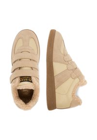 Beige sportcipők tépőzáras pántokkal, velúrból és gyapjúbéléssel, lekerekített formával, gumitalppal és texturált barna talppal.
