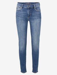 Chude niebieskie dżinsy o wyblakłym wykończeniu, pięć kieszeni, kontrastowe przeszycia i subtelne logo marki na pasku.