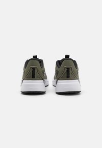 Baskets de sport noires et vert olive avec une semelle blanche, en mesh et en matériau synthétique, dotées d'une languette et d'accents ventilés à l'arrière.