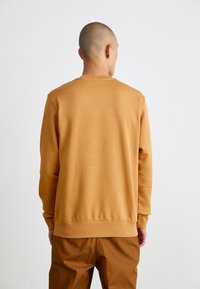 Nike Sportswear CRW - Ikdienas džemperis - flax/white