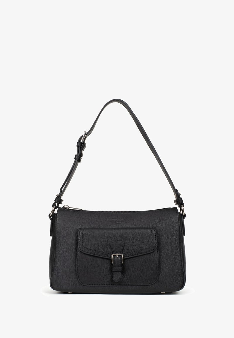 Borsa a tracolla nera in pelle con superficie testurizzata, tasca frontale con patta e tracolla regolabile rimovibile. Presenta dettagli in metallo di colore argento.