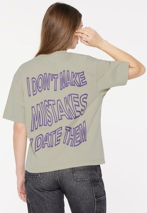 MIT BACKPRINT - Print T-shirt - silver green