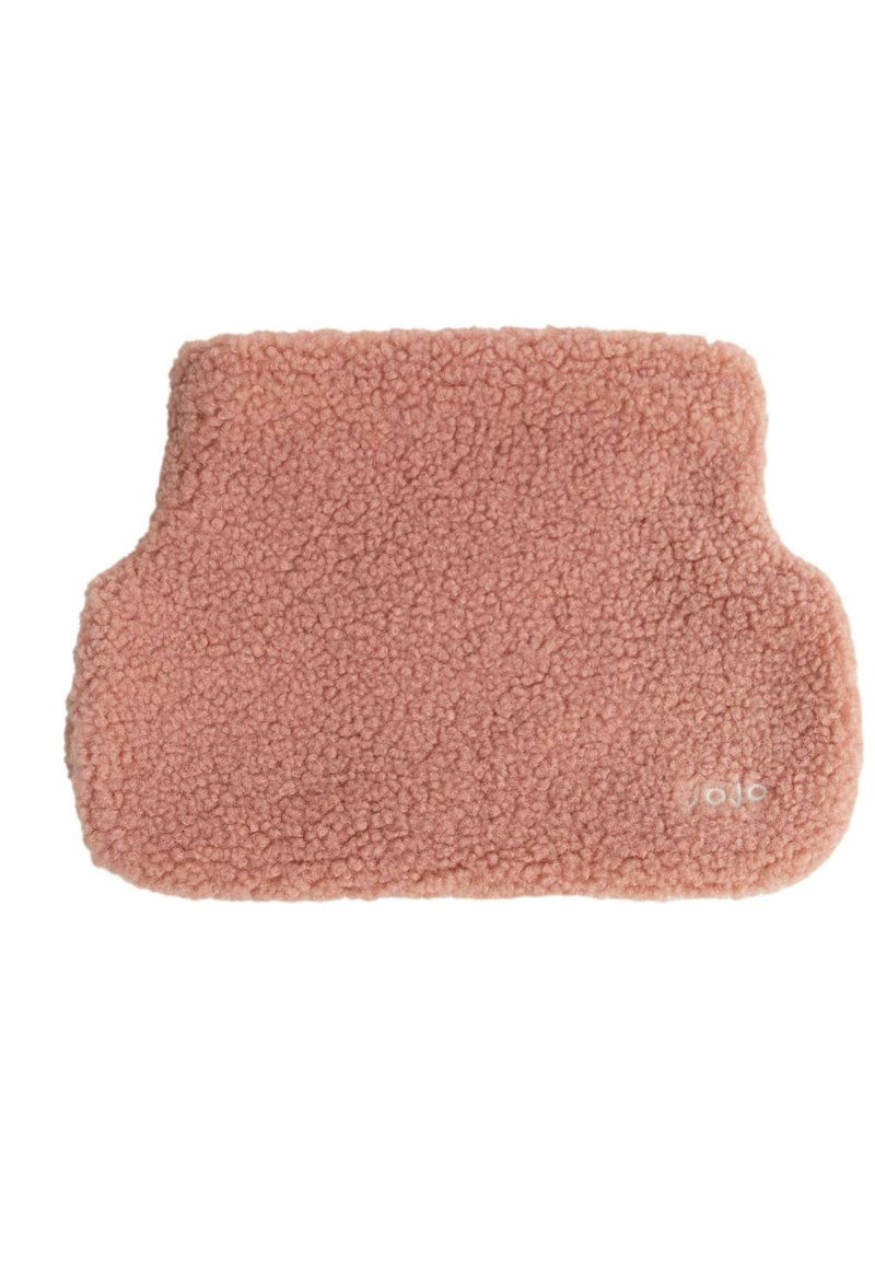 Tappeto in velluto rosa con superficie morbida e testurizzata, forma modesta con angoli arrotondati e un piccolo logo nell'angolo.