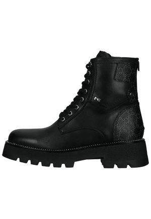 Bottine en cuir noir avec une semelle épaisse, œillets en métal et détails texturés au talon. Caractéristiques d'une finition lisse et de détails de couture.