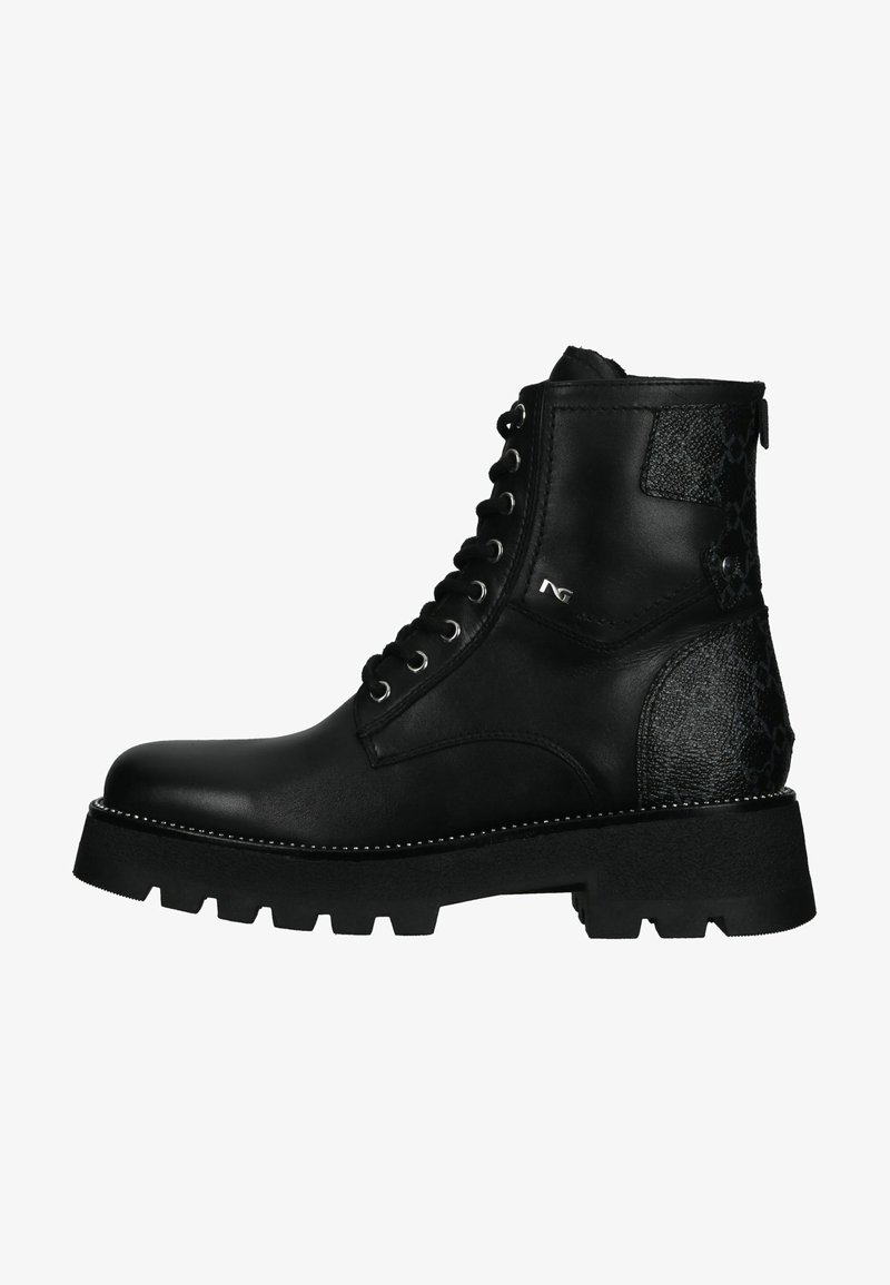 Zwarte leren enkelboot met een dikke zool, metalen ogen en een gestructureerde afwerking op de hak. Heeft een gladde afwerking en stikseldetails.