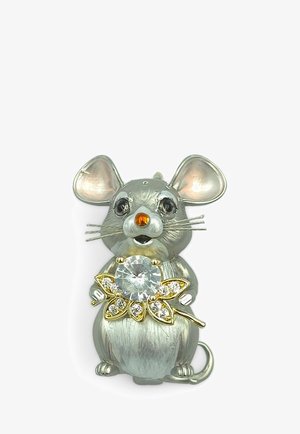 Spilla a forma di topo in argento che tiene un fiore in oro e diamanti con un grande cristallo centrale e un naso arancione.