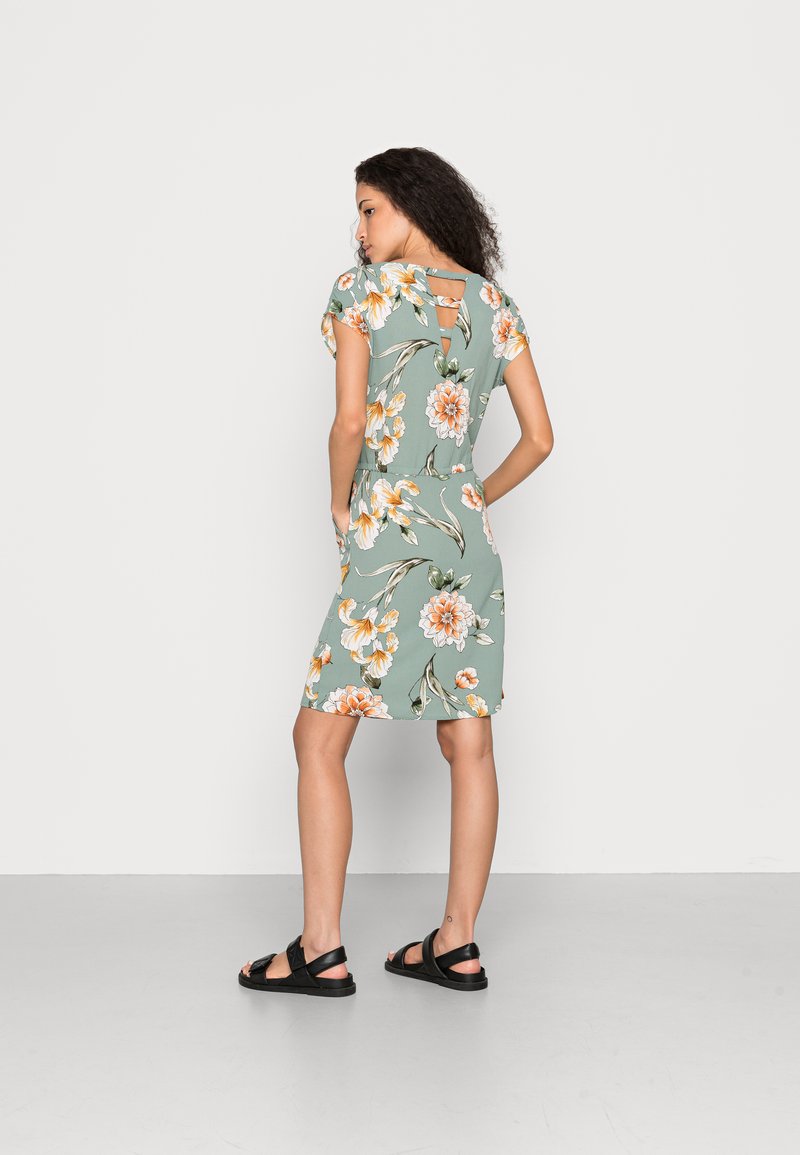 Damen Kleider | ONLY NOVA LUX CONNIE BALI DRESS Freizeitkleid chinois green soft/hellgrün - DG39575 Damen Kleider | ONLY NOVA LUX CONNIE BALI DRESS Freizeitkleid chinois green soft/hellgrün - DG39575