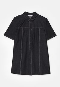Camicia nera a maniche corte realizzata in tessuto morbido, con chiusura a bottoni, cuciture bianche a contrasto e un design classico del colletto.