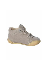 Botín infantil de ante gris con puntera redonda, diseño de cordones y orificios laterales transpirables. Presenta suela de goma y acentos cosidos.