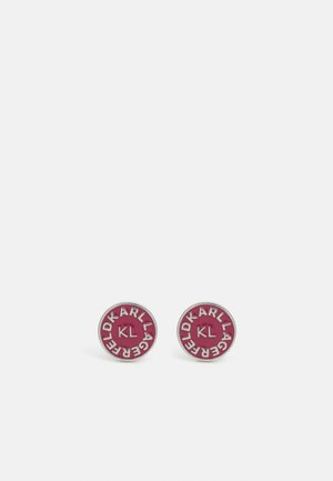 Ronde zilveren studs met donkerroze emaille en verhoogde letters "KARL LAGERFELD" en "KL" in het midden.