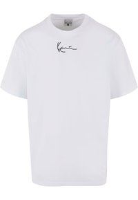 Biela bavlnená tričko s okrúhlym výstrihom, krátkymi rukávmi a čiernym skriptovým logom na hrudi. Klasický rovný strih.