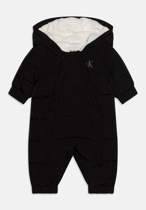 Czarny, puchowy kombinezon dla niemowląt z kapturem, z miękką białą podszewką, elastycznymi mankietami i pikowanym wzorem. Logo Calvin Klein na klatce piersiowej.