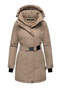 Manteau isolé beige avec capuche, taille ceinturée, fermeture éclair et poches zippées. Présente une texture lisse et des poignets élastiques.
