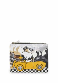 Ritssluiting muntenzakje met Snoopy die in een gele auto rijdt tegen een berglandschap. Het materiaal heeft een gladde afwerking met een geruit patroon.