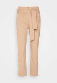 Beige Baumwollhose mit einem gepolsterten Bund, geradem Schnitt und subtiler Textur. Verfügt über zwei Fronttaschen und einen Knopfverschluss.