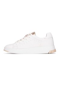 Zapatilla blanca con un upper de cuero texturizado, acento dorado en el tacón, suela blanca plana y detalles perforados a lo largo del lado.