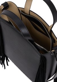 Fekete bőr kézitáska minimalista dizájnnal, fröccsenő részletekkel, strukturált formával és bézs belső térrel, cipzáras rekeszekkel.
