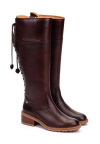 Botas altas de cuero marrón oscuro con tacones de bloque de madera bajos y cordones laterales sobre un fondo blanco.