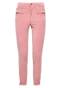 Pantalon slim rose avec poches à fermeture éclair sur le devant, passants pour ceinture, fermeture par bouton et fermetures éclair aux chevilles, présenté sur un fond blanc uni.