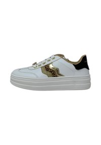 Sneaker bianco con finitura in pelle liscia, accenti dorati, sezione centrale con stampa leopardata e suola spessa bianca. Include anche una rifinitura nera sul tallone.