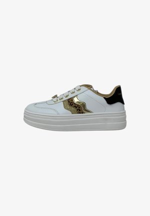 Sneaker bianco con finitura in pelle liscia, accenti dorati, sezione centrale con stampa leopardata e suola spessa bianca. Include anche una rifinitura nera sul tallone.