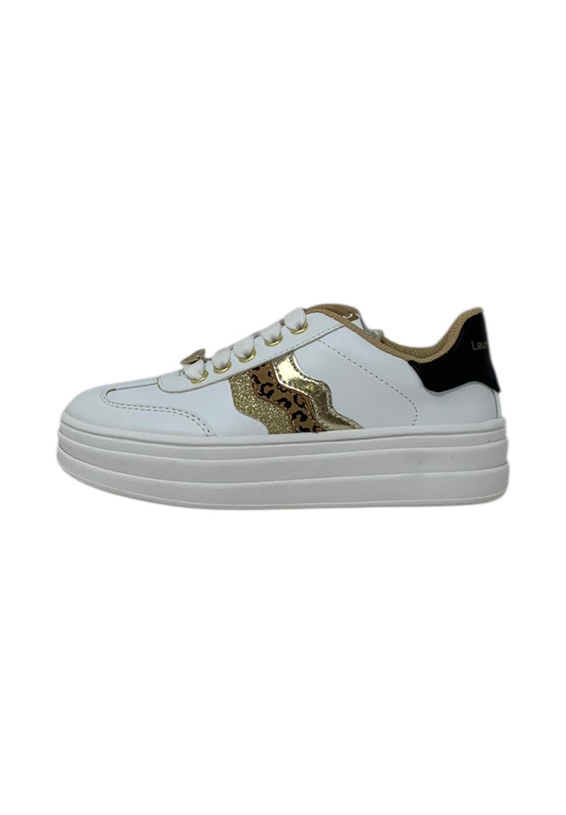 Sneaker bianco con finitura in pelle liscia, accenti dorati, sezione centrale con stampa leopardata e suola spessa bianca. Include anche una rifinitura nera sul tallone.