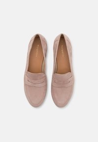 Mocassins en daim rose au design minimaliste, dotés d'une bande frontale et de détails de couture. Intérieur lisse et semelle plate. Taille 37.