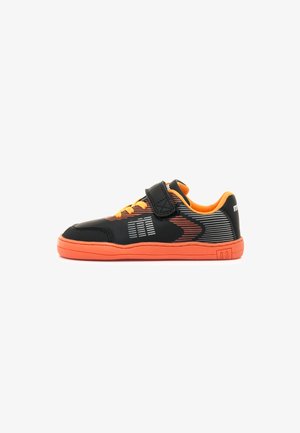 Sneaker per bambini neri e arancioni con strap in velcro, lacci arancioni, suola arancione brillante e design a righe bianche e arancioni sui lati.