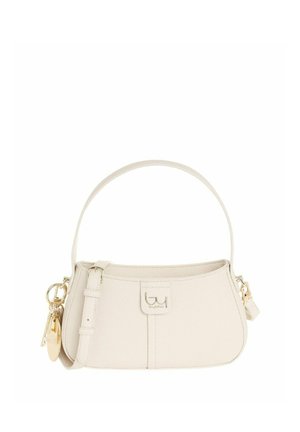 Piccola borsa a tracolla in pelle beige con manico corto, ciondoli decorativi color oro e patch con logo anteriore con la scritta "byblou".