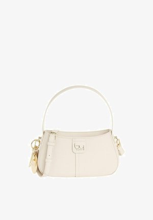 Piccola borsa a tracolla in pelle beige con manico corto, ciondoli decorativi color oro e patch con logo anteriore con la scritta "byblou".