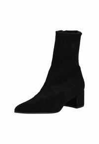 Stivale alla caviglia in suede nero con punta appuntita e tacco a blocco. Texture liscia e gambale aderente, con cerniera laterale per la chiusura.
