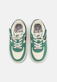 Nike Sportswear FORCE 1 EASYON UNISEX - Tenisice - coconut milk/vintage green/bicoastal/dark brown