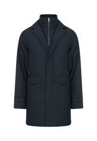 Ciemnozielony wodoodporny płaszcz z wysokim kołnierzem i dwoma przednimi kieszeniami. Posiada zapięcie na zamek i mankiety na guziki. Gładka, matowa tekstura.