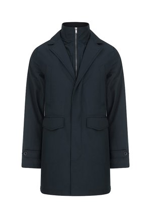 Ciemnozielony wodoodporny płaszcz z wysokim kołnierzem i dwoma przednimi kieszeniami. Posiada zapięcie na zamek i mankiety na guziki. Gładka, matowa tekstura.