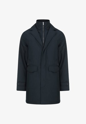 Ciemnozielony wodoodporny płaszcz z wysokim kołnierzem i dwoma przednimi kieszeniami. Posiada zapięcie na zamek i mankiety na guziki. Gładka, matowa tekstura.