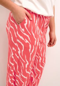 Kaffe KADACIA AMBER - Kalhoty - cayenne ant white zebra print