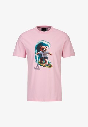 Pinkes T-Shirt mit Grafik eines Bären, der eine Sonnenbrille und Shorts trägt und auf einem Blumenbrett mit einer großen Welle dahinter surft.