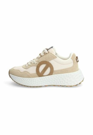 Sneakers atletici beige con suola bianca texturizzata, dotati di dettagli in camoscio, un logo circolare color marrone chiaro e design con lacci.