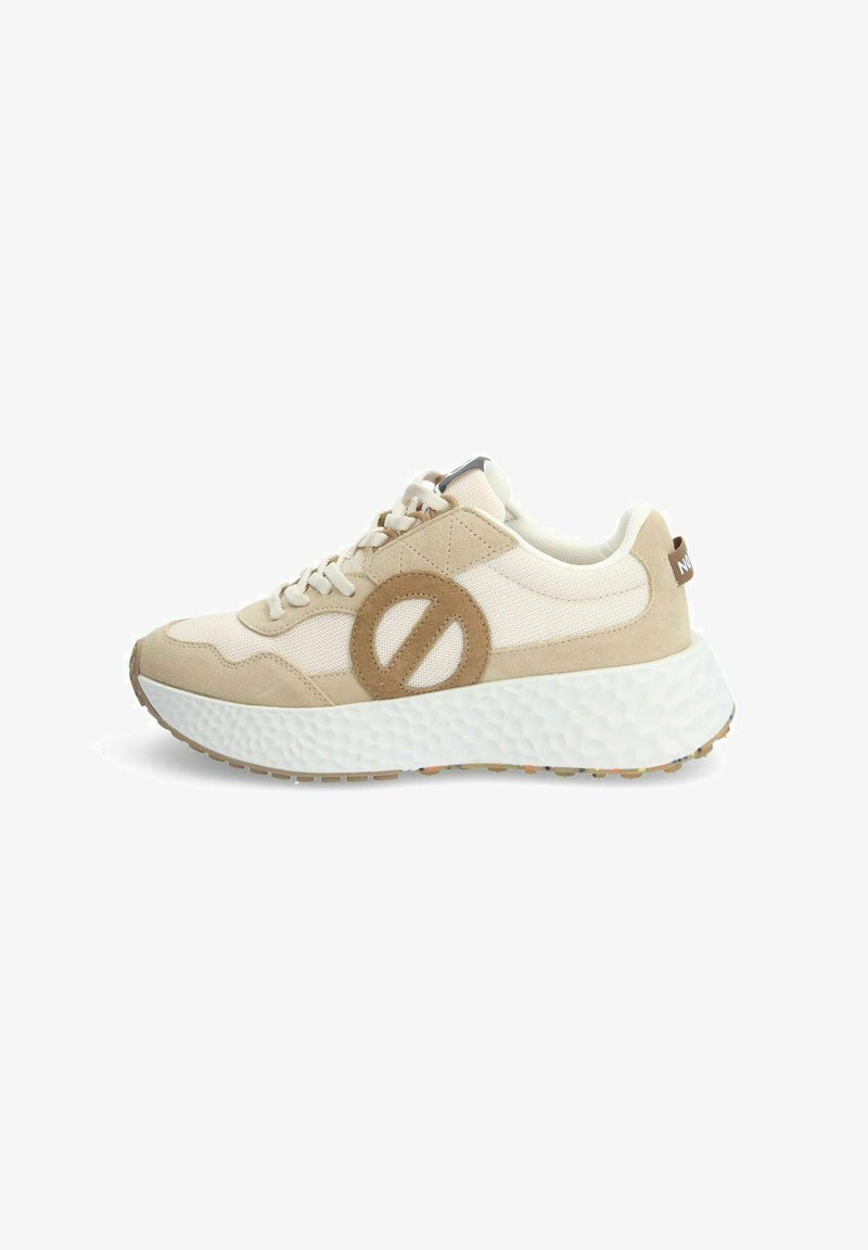 Baskets de sport beiges avec une semelle blanche texturée, présentant des accents en daim, un logo circulaire marron clair et un design à lacets.