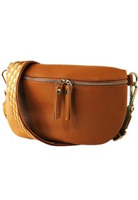 Tan leren schoudertas met een gestructureerde afwerking, voorzien van een ritsluiting, twee leren kwastjes en een patroonriem.