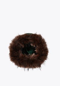 Borsa rotonda in finta pelliccia marrone con una consistenza morbida, caratterizzata da un interno in satin verde e un design con sopra arricciato per una chiusura sicura.